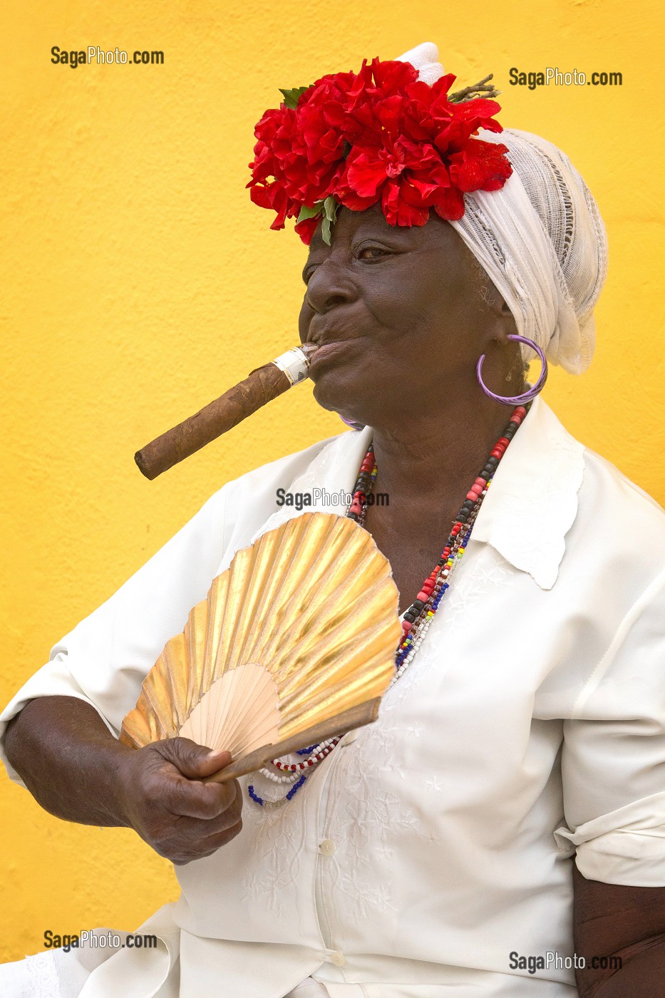 FEMME CREOLE FUMANT LE CIGARE PURO AVEC SON EVENTAIL, SCENE DE RUE, LA HAVANE, HAVANA VIEJA, CUBA 