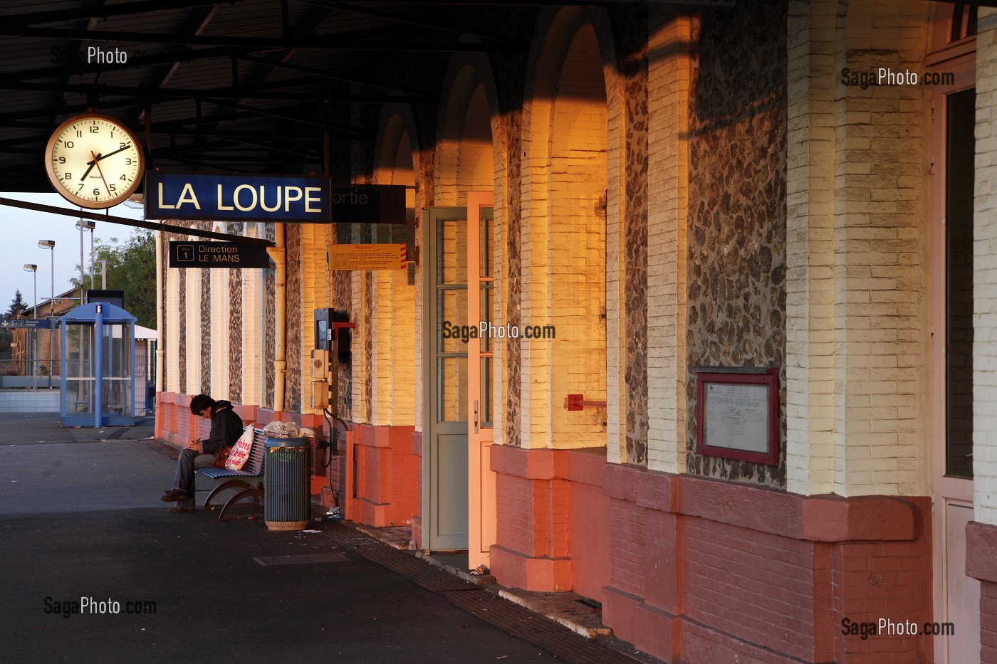 PERSONNE SEULE SUR LE QUAI DE LA GARE DE LA LOUPE, EURE-ET-LOIR (28), FRANCE 