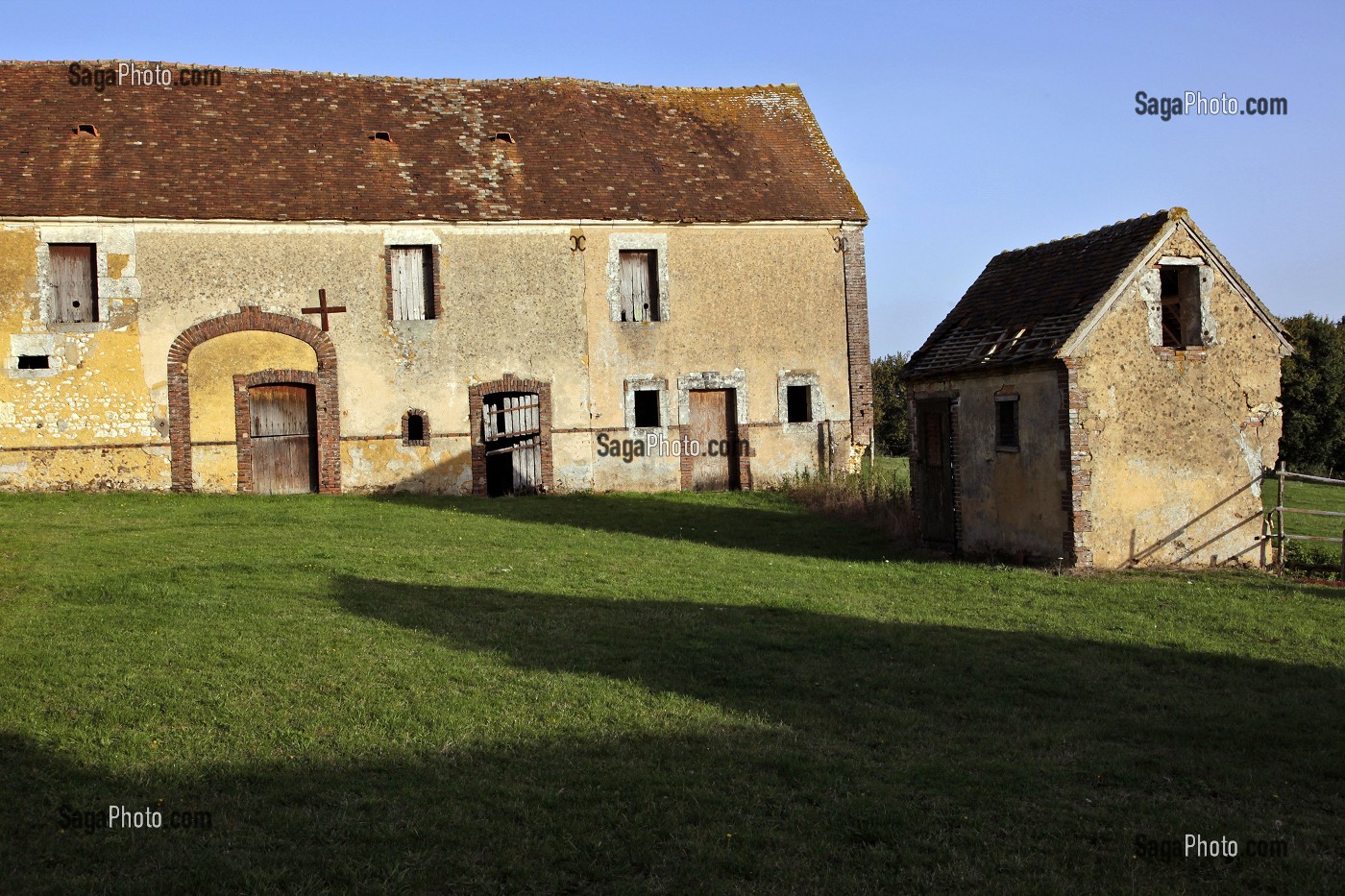 FERME ABANDONNEE PRES DE NOGENT-LE-ROTROU, PERCHE, EURE-ET-LOIR, FRANCE 