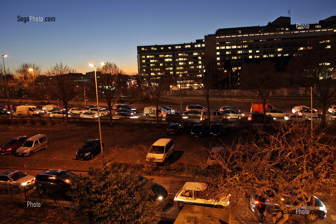 IMMEUBLES DE BANLIEUE A LA TOMBEE DE LA NUIT DANS L'AGGLOMERATION ROUENNAISE, ROUEN, SEINE-MARITIME (76), FRANCE 