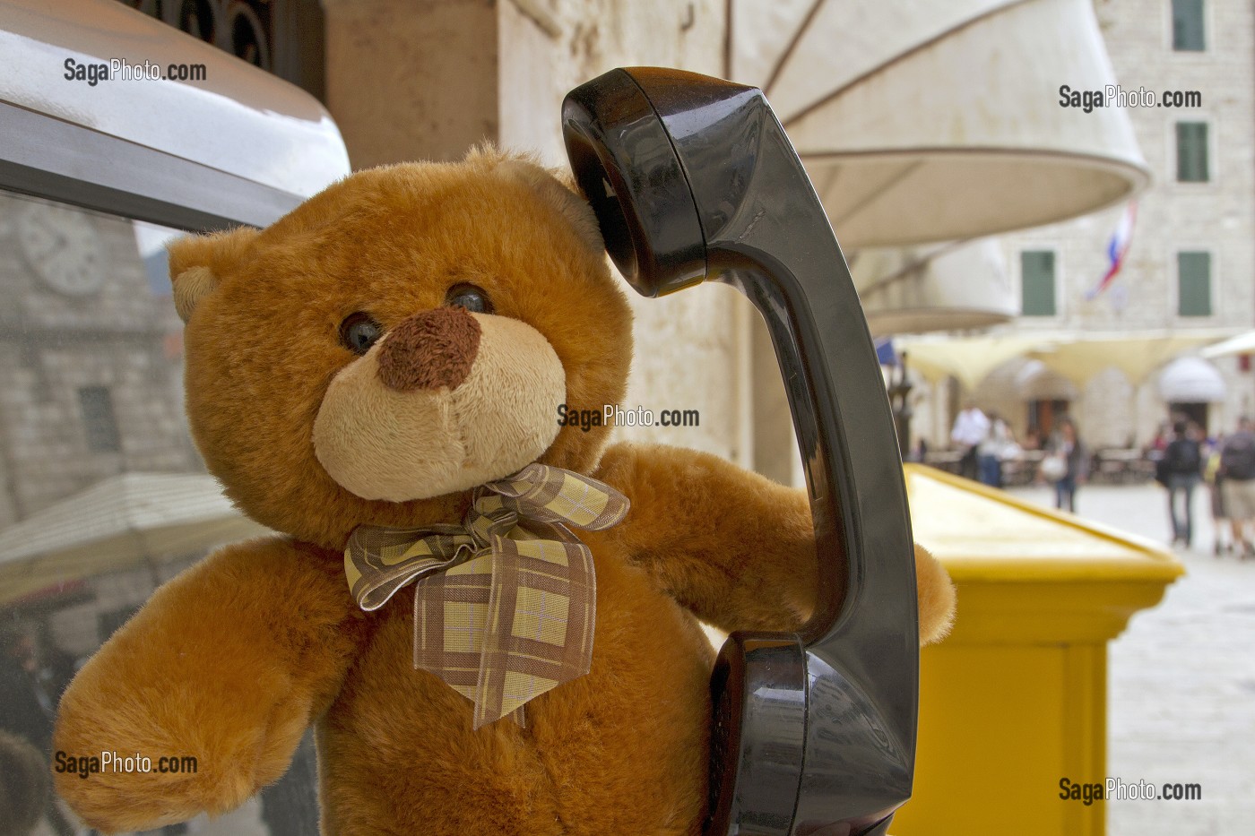 TEDDY L'OURS EN PELUCHE TELEPHONANT A SES AMIS 