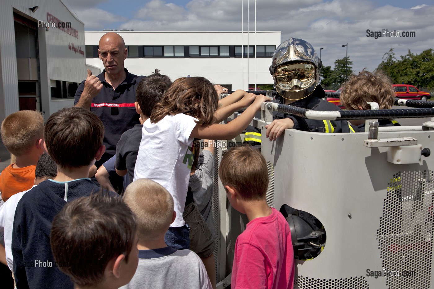 VISITE SCOLAIRE A LA CASERNE DE SAPEURS-POMPIERS, AURAY, MORBIHAN, FRANCE 