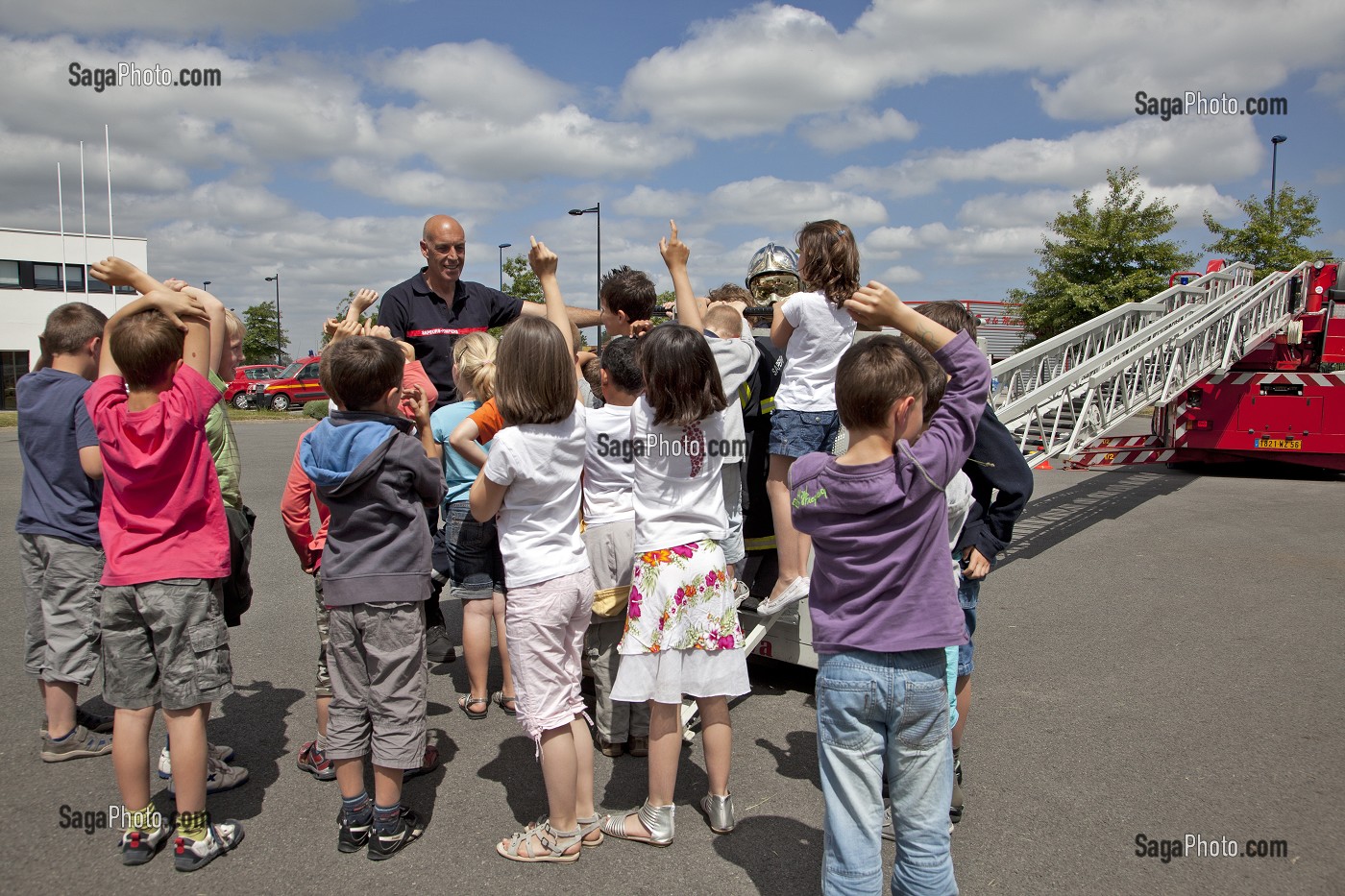 VISITE DES ELEVES D'UNE ECOLE PRIMAIRE A LA CASERNE DE SAPEURS-POMPIERS, CENTRE DE SECOURS D'AURAY, MORBIHAN (56), FRANCE 