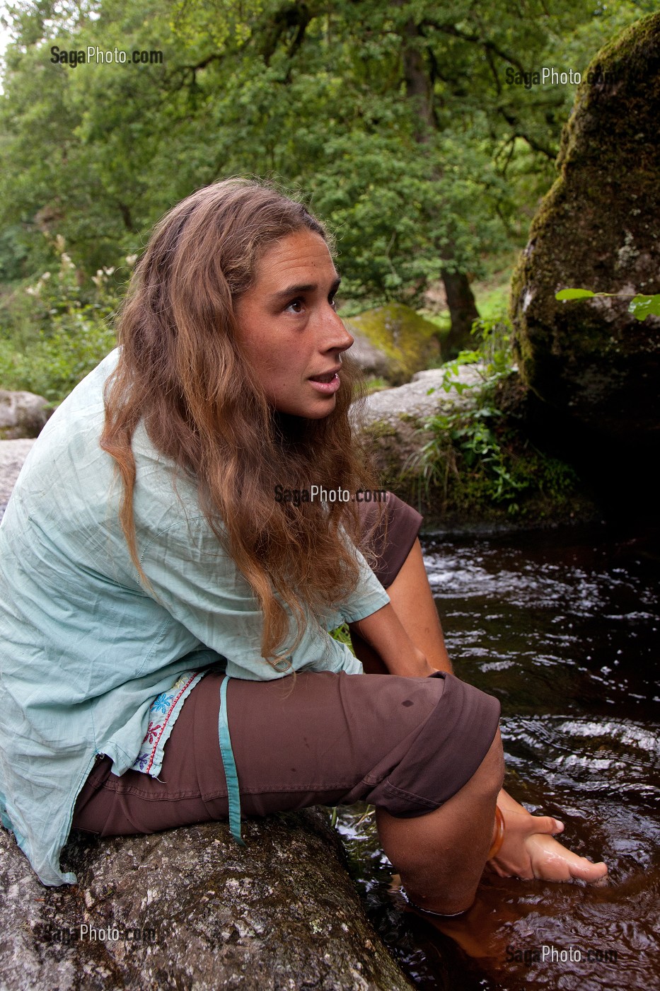 LORELEI, JEUNE FEMME SE RAFRAICHISSANT LES PIEDS A LA CASCADE DES JARRAUDS, SAINT-MARTIN-CHATEAU, CREUSE (23), FRANCE 