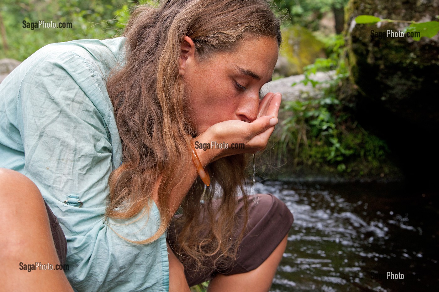 LORELEI, JEUNE FEMME BUVANT L'EAU DE LA CASCADE DES JARRAUDS, SAINT-MARTIN-CHATEAU, CREUSE (23), FRANCE 