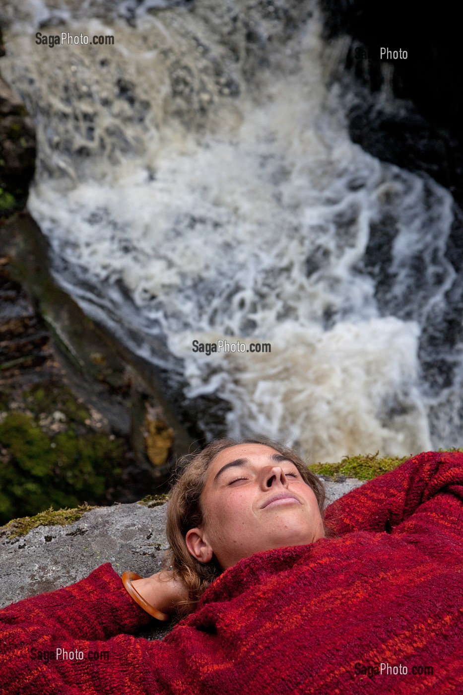 LORELEI, JEUNE FEMME SE REPOSANT AU BORD DE LA CASCADE DES JARRAUDS, SAINT-MARTIN-CHATEAU, CREUSE (23), FRANCE 