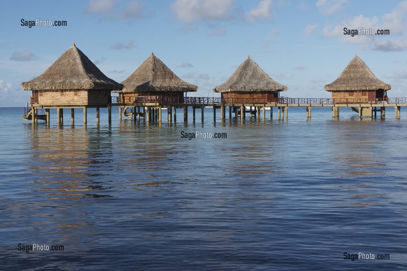 BUNGALOWS SUR PILOTIS DE L'HOTEL TIKEHAU PEARL BEACH RESORT, ILE DE TIKEHAU, ARCHIPEL DES TUAMOTU, POLYNESIE FRANCAISE 