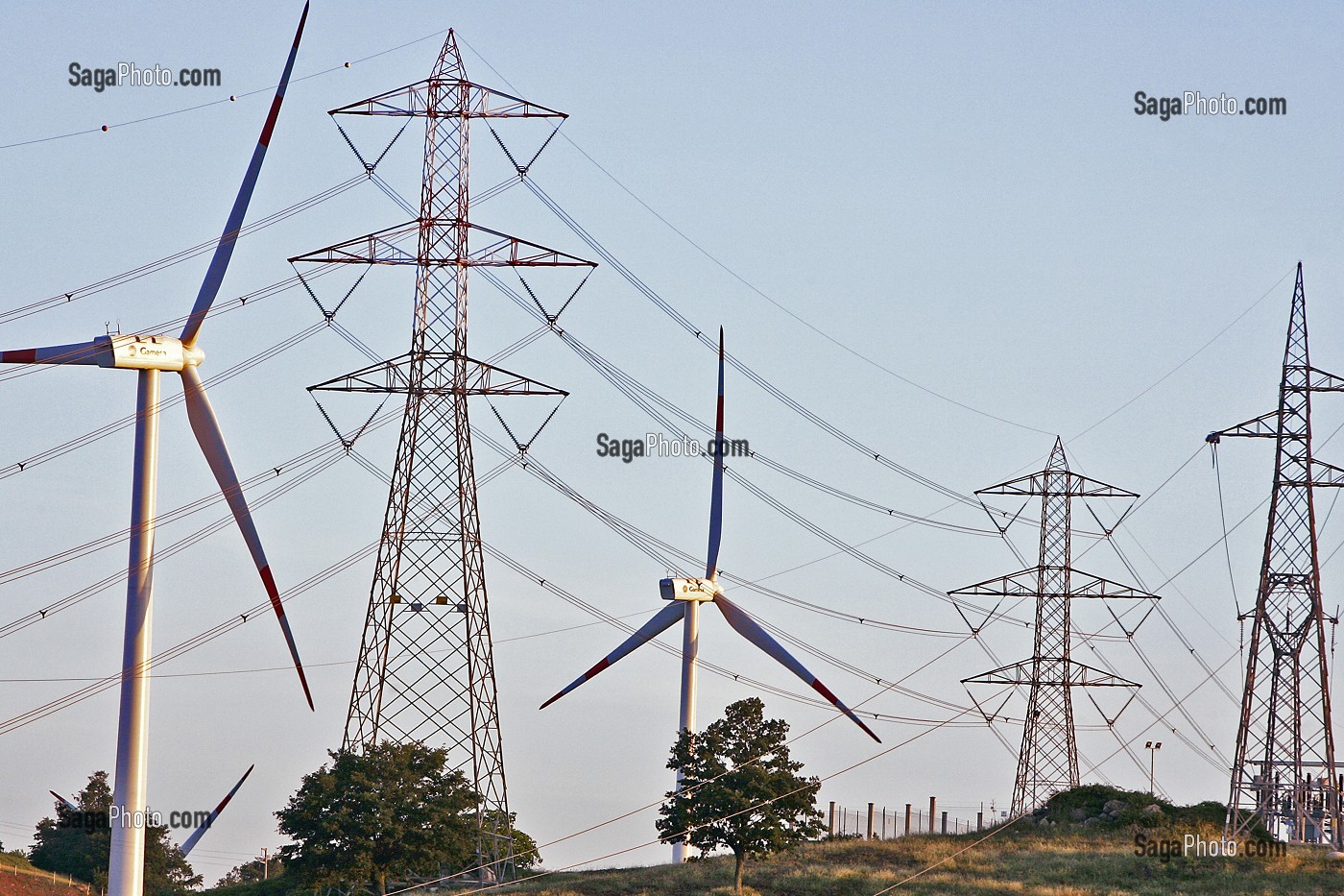 EOLIENNES ET PYLONES ELECTRIQUES DE LIGNES A HAUTE TENSION, ITALIE, EUROPE 