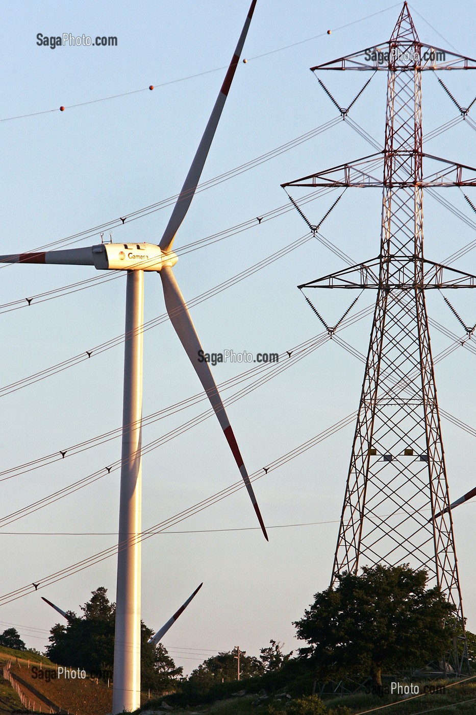 EOLIENNE ET PYLONE ELECTRIQUES DE LIGNES A HAUTE TENSION, ITALIE, EUROPE 