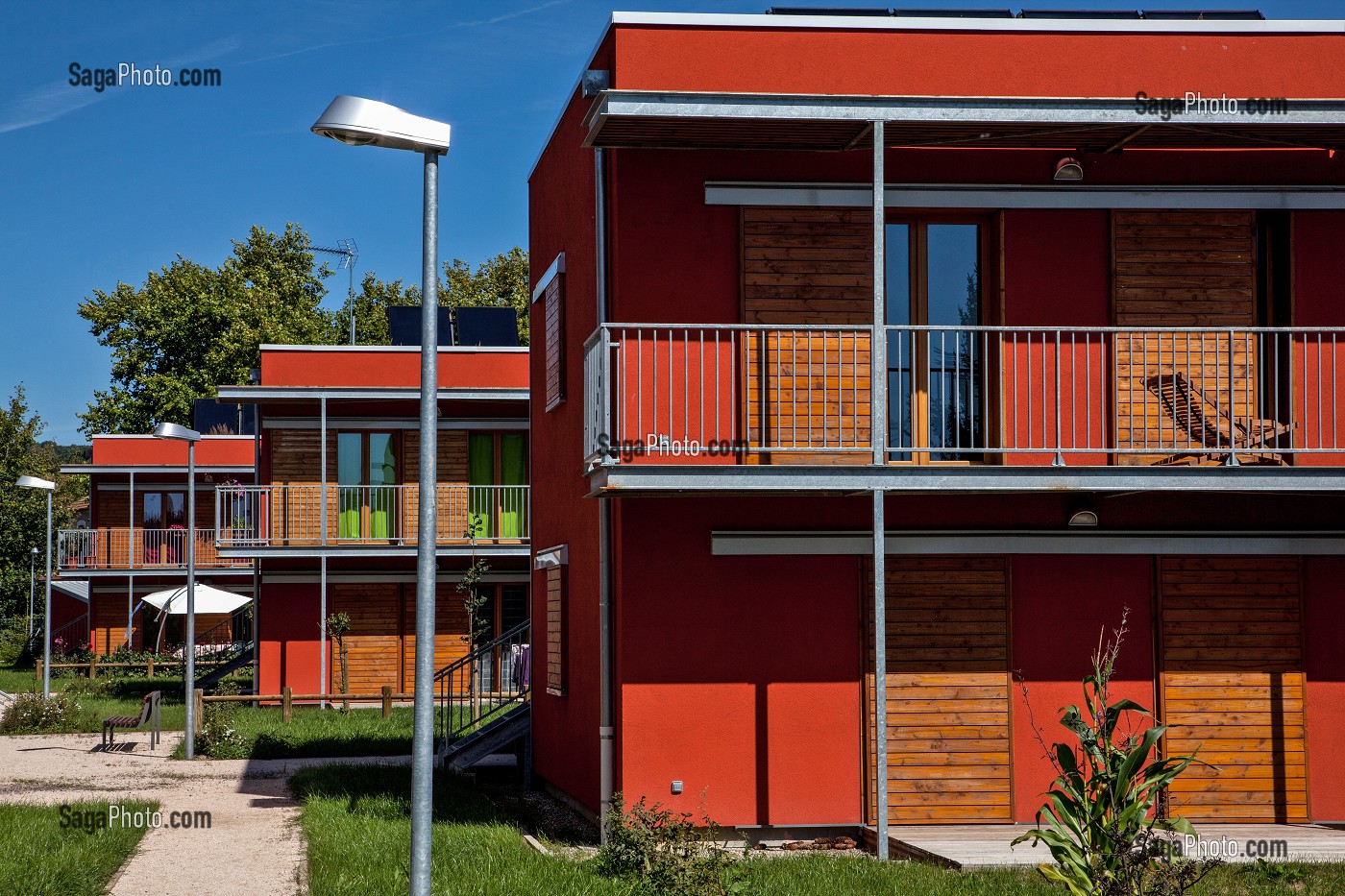 LOGEMENTS EN BOIS CERTIFIES BBC (BATIMENT BASSE CONSOMMATION), RESIDENCE ORVITIS, ECO-QUARTIER LABELLISE EFFINERGIE, HABITAT ET ENVIRONNEMENT, POUILLY-EN-AUXOIS, COTE D’OR (21), BOURGOGNE, FRANCE 