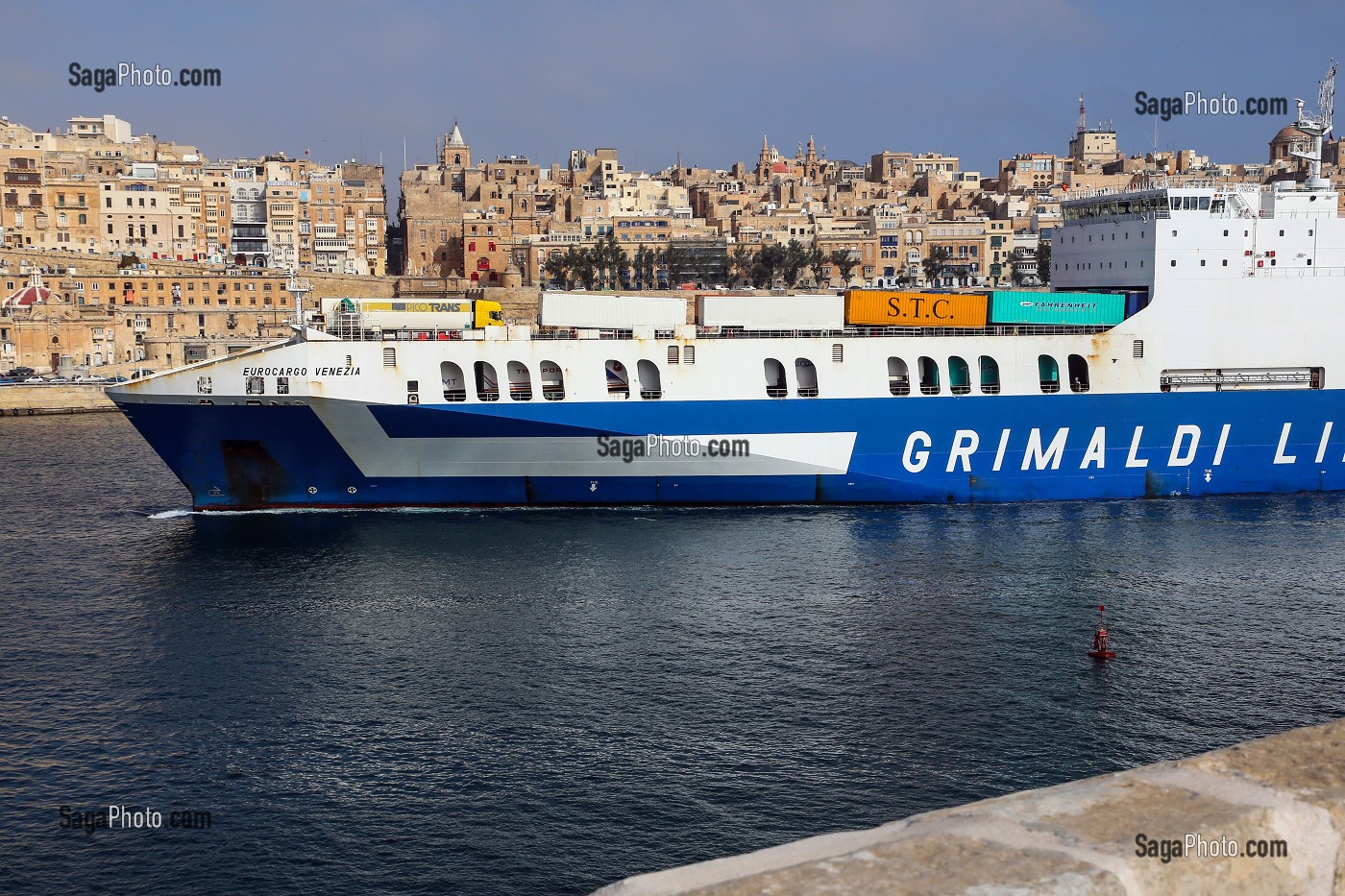 PORTE CONTAINER GRIMALDI, GRAND PORT DE LA VALETTE, MALTE 