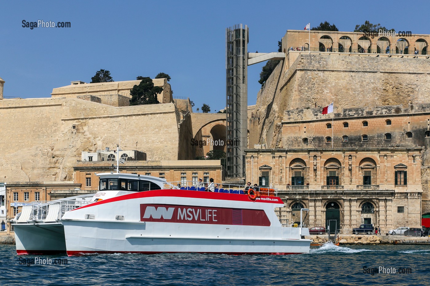 FERRY DANS LE GRAND PORT DE LA VALETTE ET ASCENSEUR DU JARDIN D'UPPER BARRAKKA SUR L'AUTRE RIVE, LA VALETTE, MALTE 