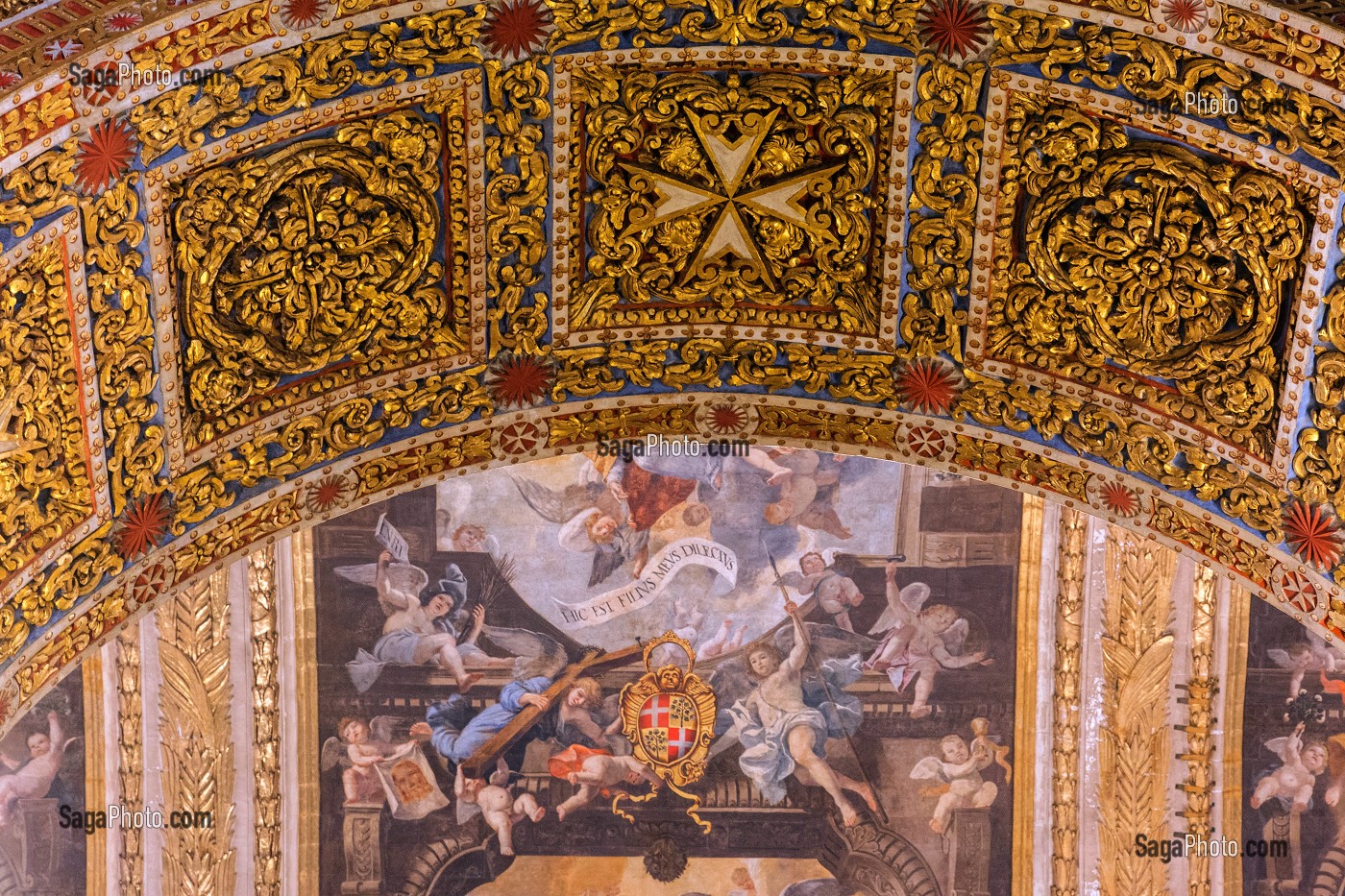 INTERIEUR, PLAFOND PEINT ET CROIX DE MALTE, CO CATHEDRALE SAINT JEAN, LA VALETTE, MALTE 