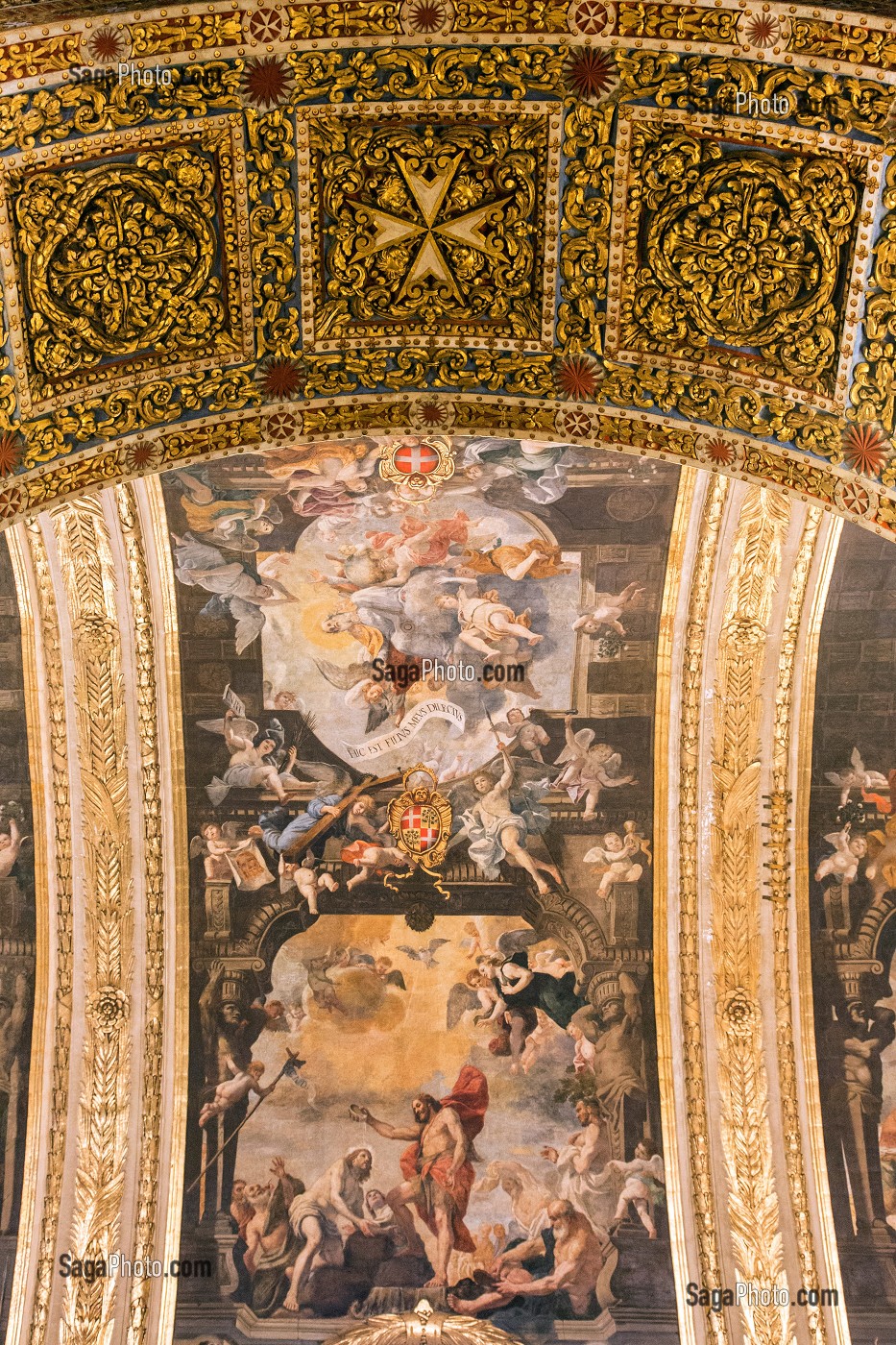 INTERIEUR, PLAFOND PEINT ET CROIX DE MALTE, CO CATHEDRALE SAINT JEAN, LA VALETTE, MALTE 