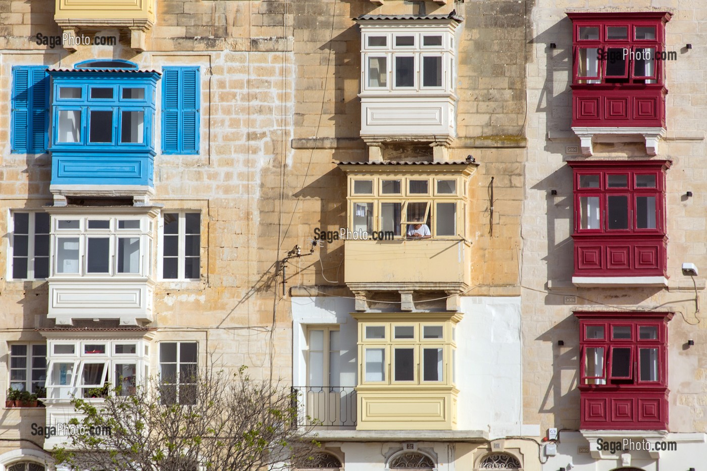 BOW WINDOWS BALCONS COLORES INSPIRES DES MOUCHARABIEHS DES PAYS ARABES (GALLARIJA), LA VALETTE, MALTE 