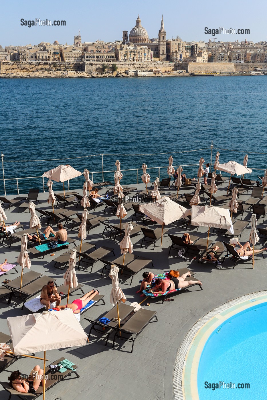 PISCINE ET TRANSATS DE L'HOTEL FORTINA, SLIEMA ET CATHEDRALE ANGLICANE SAINT PAUL ET EGLISE DES CARMES DE LA VALETTE, MALTE 