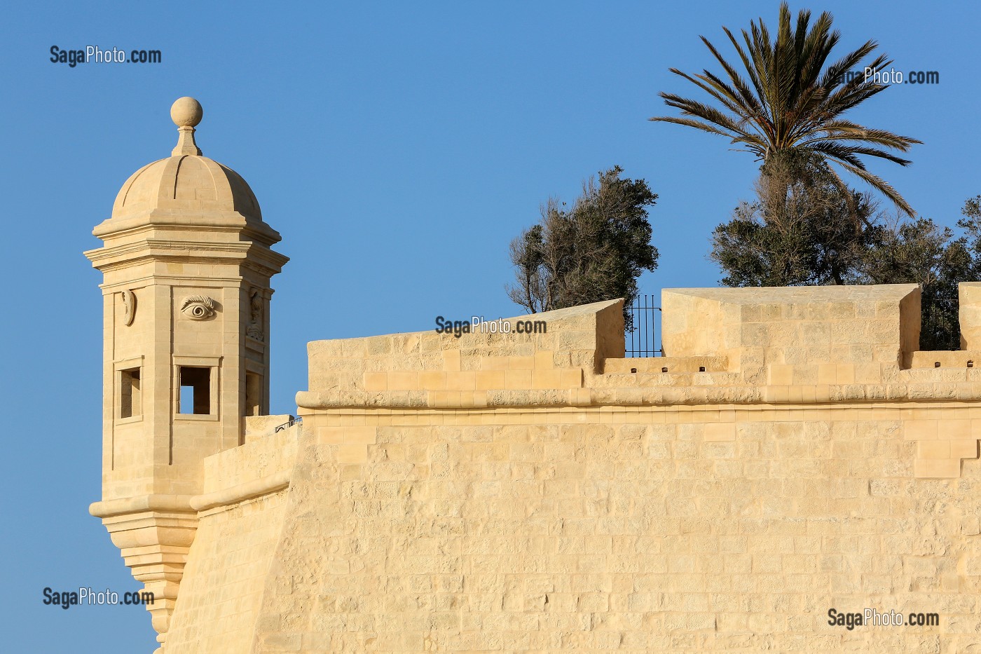 REMPARTS DE FLORIANA. LA TOUR DE GUET DE SENGLEA, DU SAFE HAVEN GARDENS, DECOREE DE L'OEIL ET L'OREILLE DE L'ORDRE DES CHEVALIERS DE MALTE, MALTE 