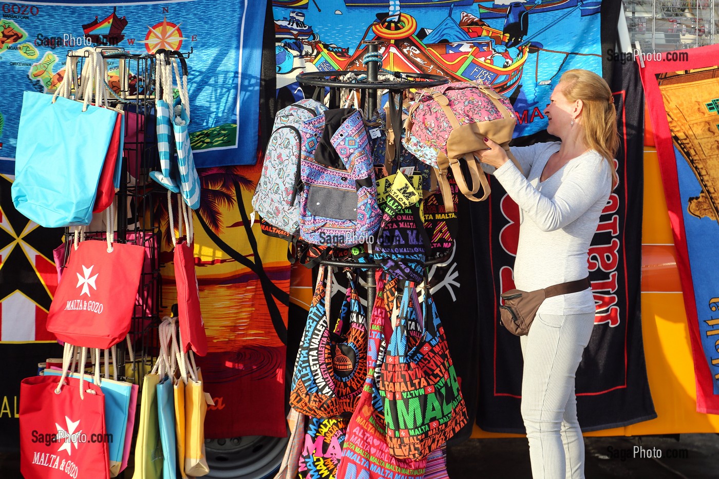 VENDEUSE DE SOUVENIRS DE MALTE, SLIEMA, LA VALETTE, MALTE 