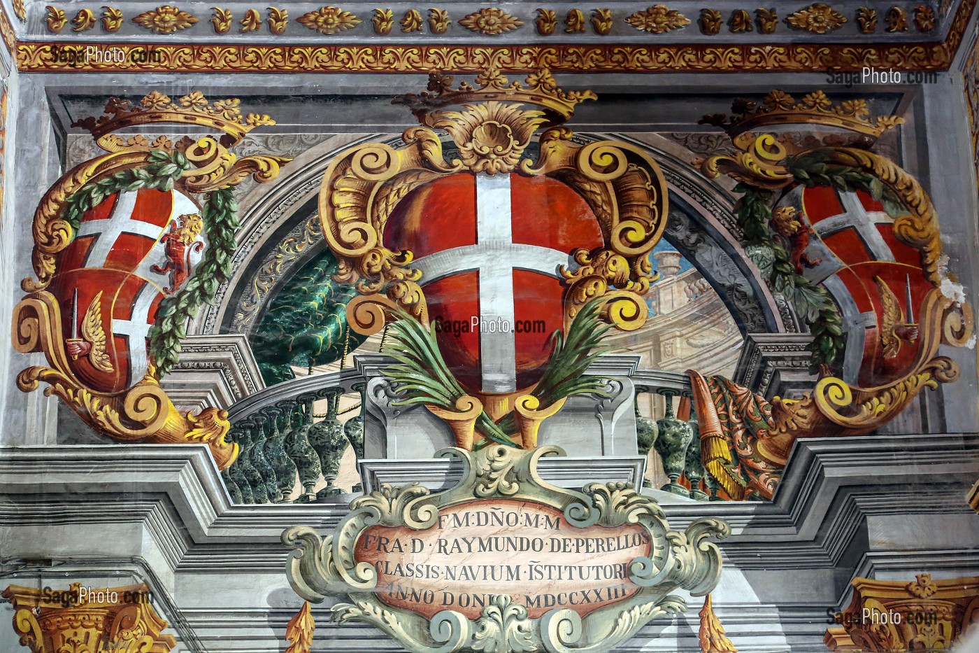 BLASON DE L'ORDRE DE SAINT-JEAN, PLAFOND PEINT AVEC LES ARMOIRIES DU PAYS, PALAIS DES GRANDS MAITRES, LA VALETTE, MALTE 