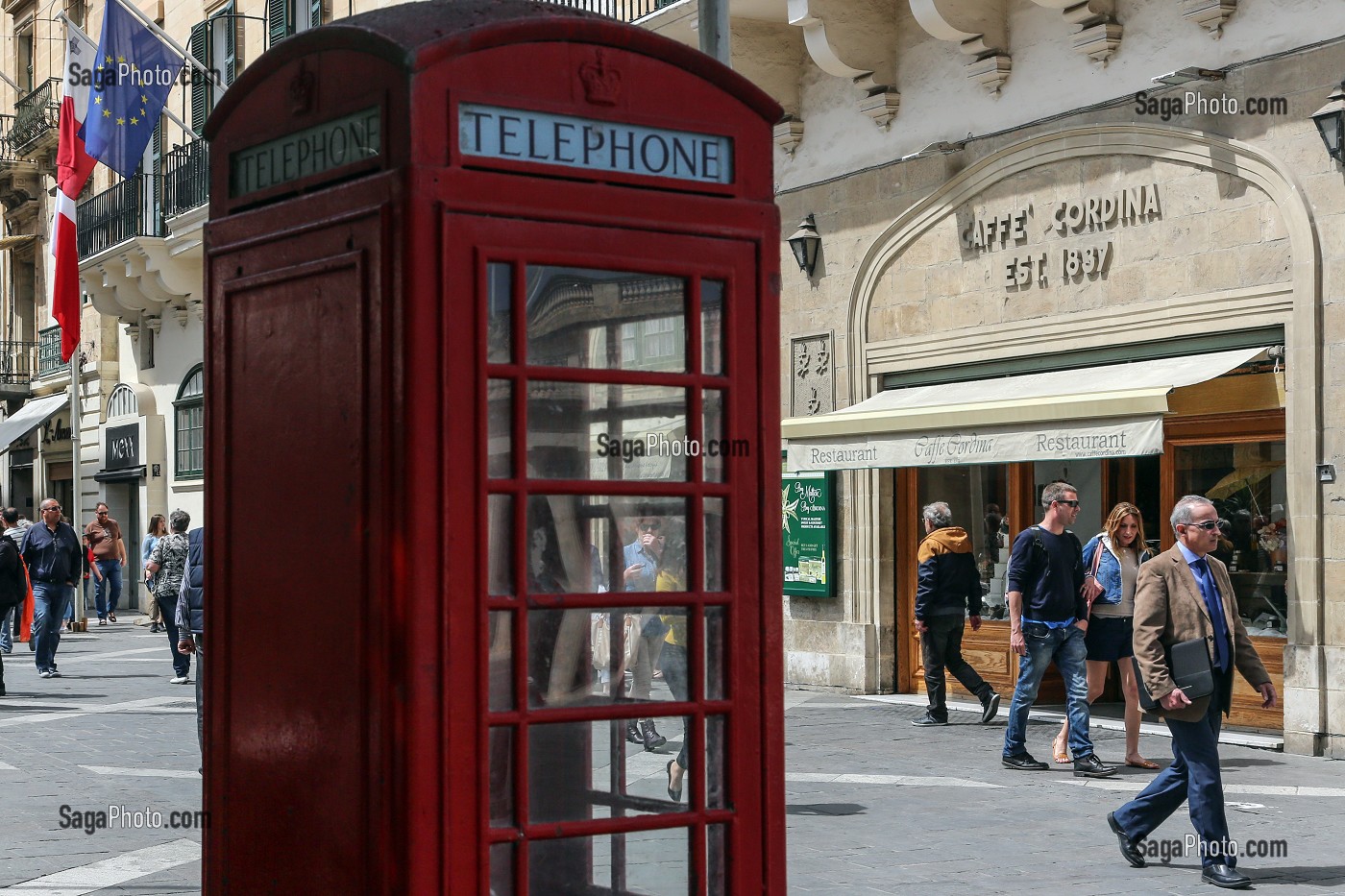 CAFFE CORDINA, CABINE TELEPHONIQUE ANGLAISE ROUGE, LA VALETTE, MALTE 