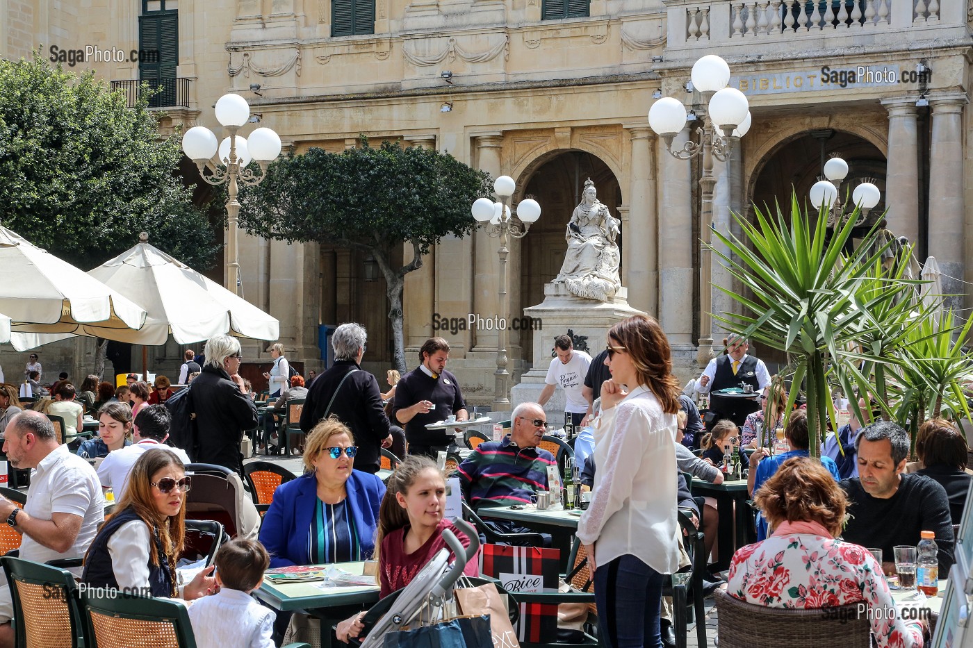 TERRASSE DU CAFFE CORDINA DEVANT LA BIBLIOTHEQUE, LA VALETTE, MALTE 