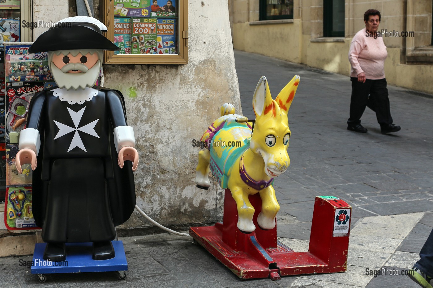 PLAYMOBIL GEANT CHEVALIER DE MALTE, RUE DE LA REPUBLIQUE, LA VALETTE, MALTE 
