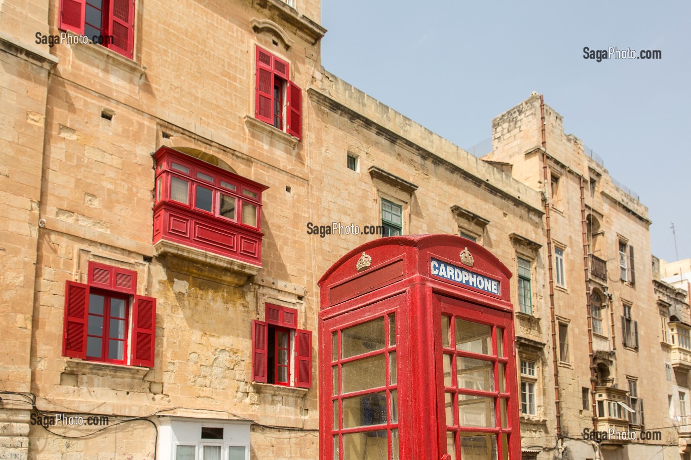 CABINE TELEPHONIQUE, BOW WINDOWS BALCONS COLORES INSPIRES DES MOUCHARABIEHS DES PAYS ARABES, ILE DE GOZO, MALTE 