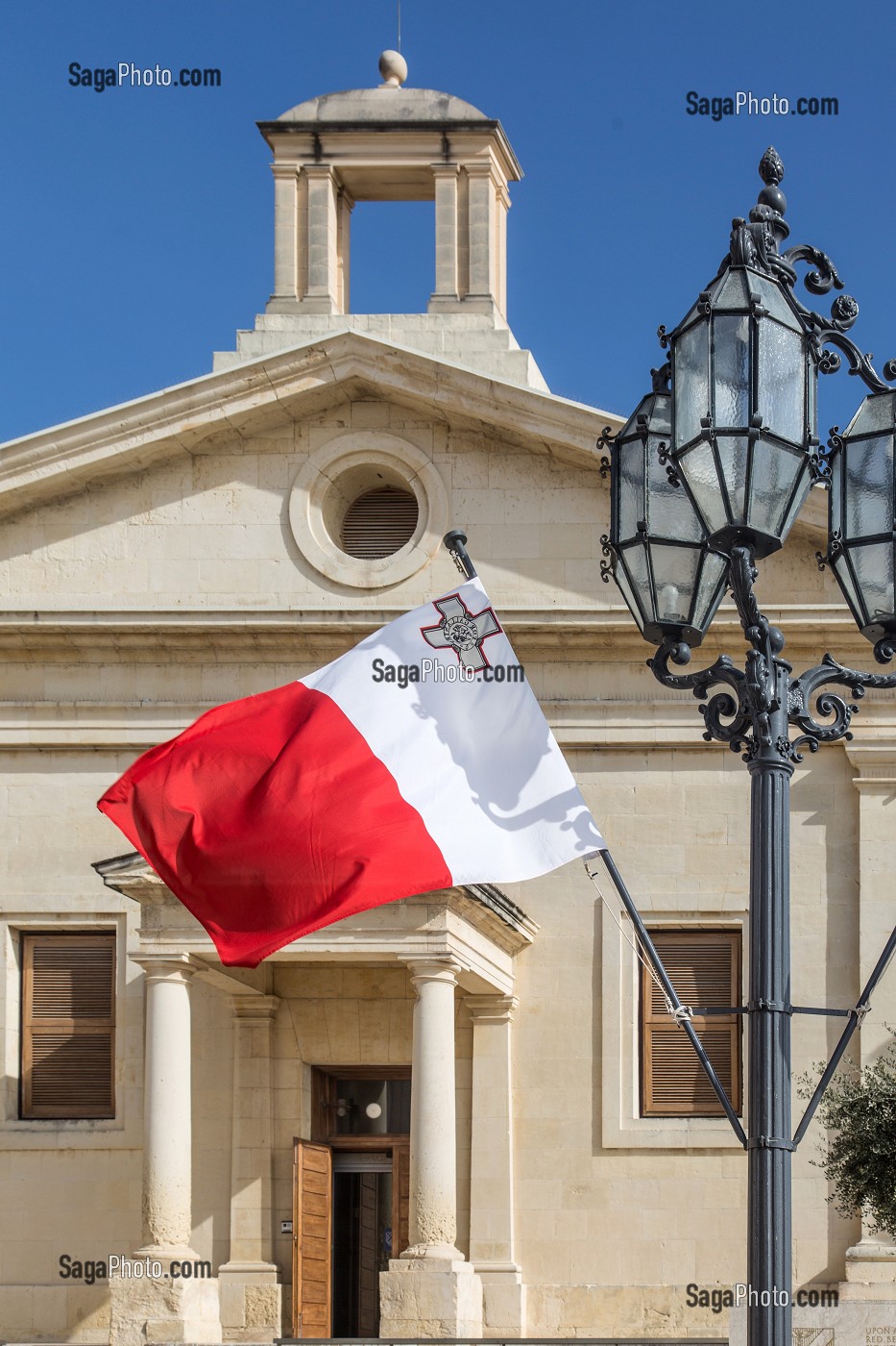 DRAPEAU MALTAIS DEVANT LA BOURSE DE MALTE, LA VALETTE, MALTE 