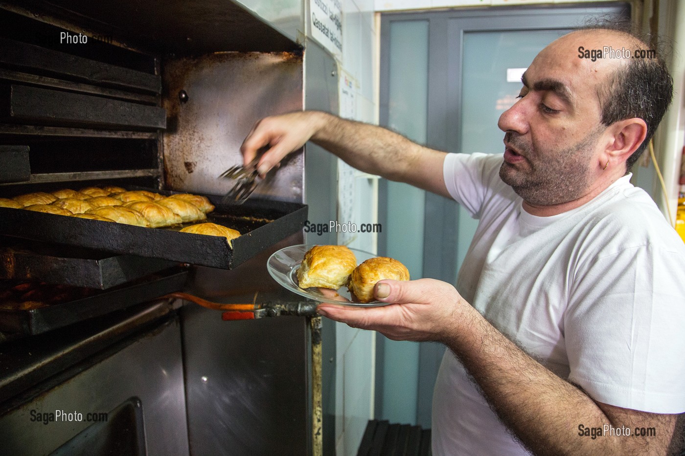 PASTIZZI, CRYSTAL PALACE, CUISINIER PREPARANT DES FEUILLETES CHAUD A LA RICOTTE ET AUX PETITS POIS, RABAT, MALTE 