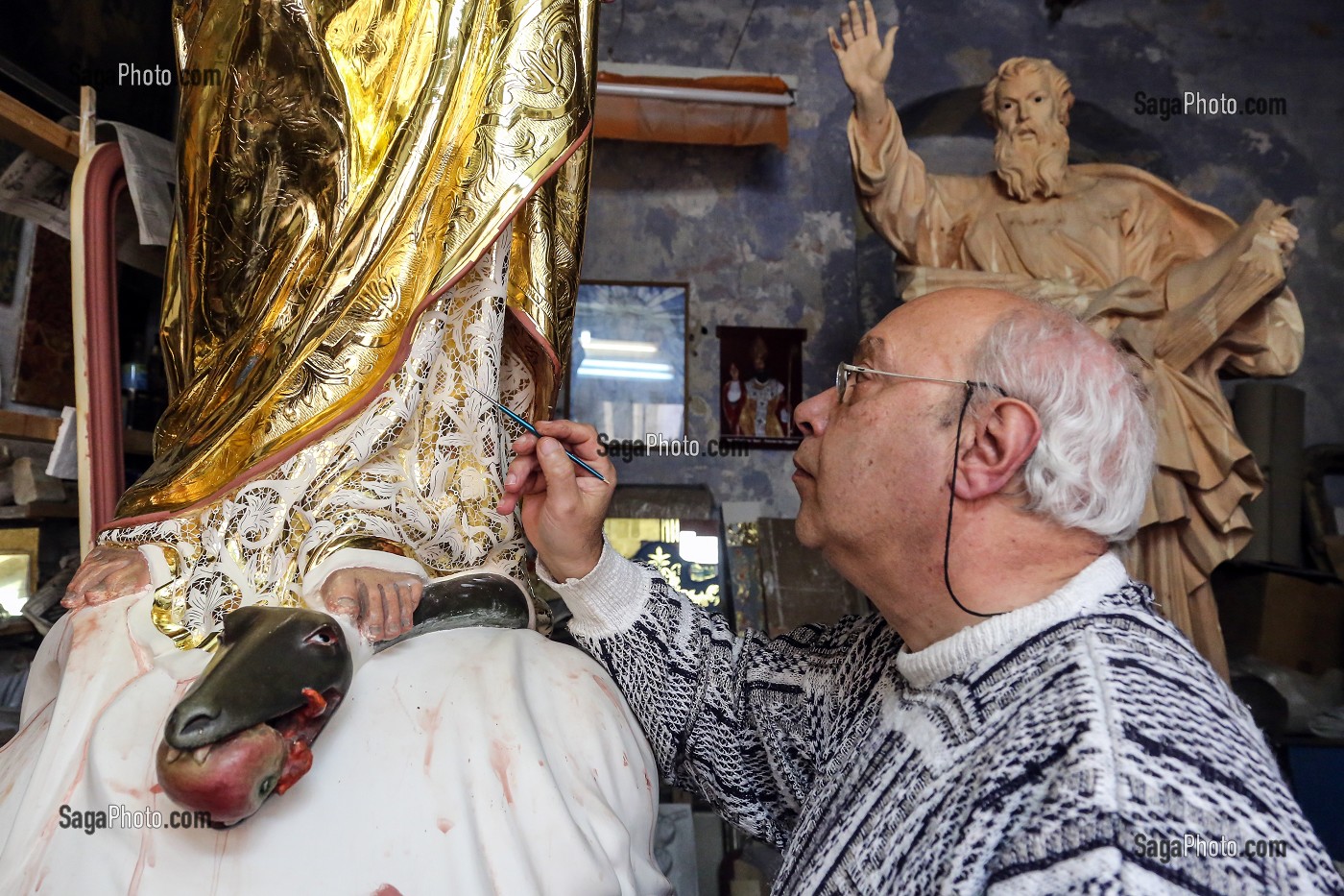 ARTISAN RESTAURATEUR A LA FEUILLE D'OR DE PIECES RELIGIEUSES, FAMILLE FARRUGIA, MDINA, MALTE 