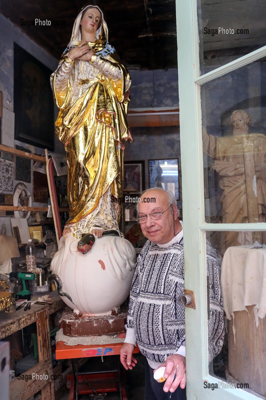 ARTISAN RESTAURATEUR A LA FEUILLE D'OR DE PIECES RELIGIEUSES, FAMILLE FARRUGIA, MDINA, MALTE 