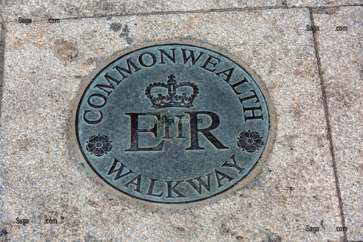 LE COMMONWEALTH WALKWAY REPRESENTE PAR DES PAVES CIRCULAIRES EN BRONZE PORTANT LE BLASON DE LA COURONNE BRITANNIQUE, LA VALETTE, MALTE 