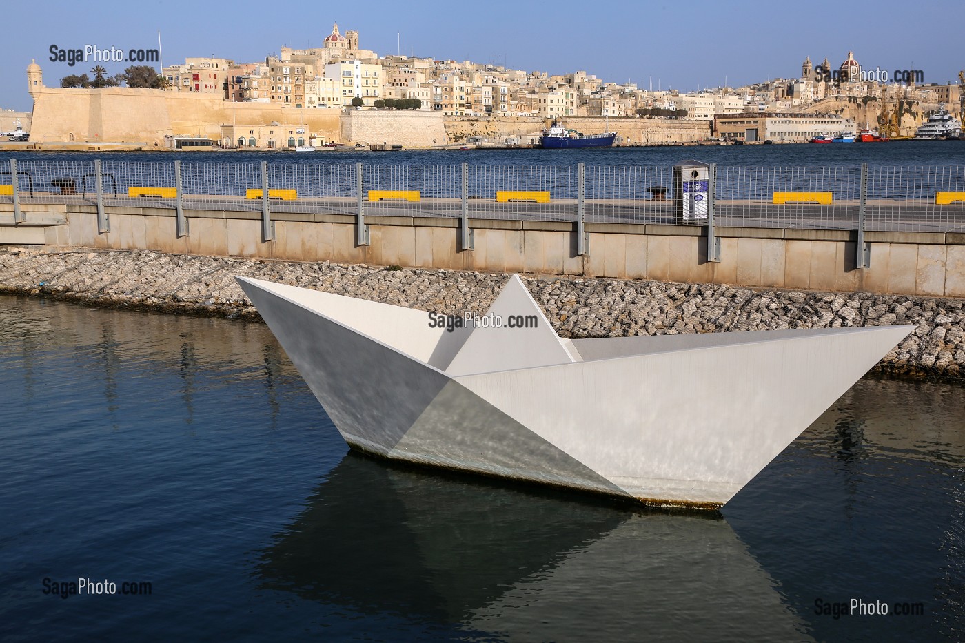 OEUVRE D'ART D'UN BATEAU EN PAPIER BLANC, PORT DU WATERFRONT ET SENGLEA, MALTE 