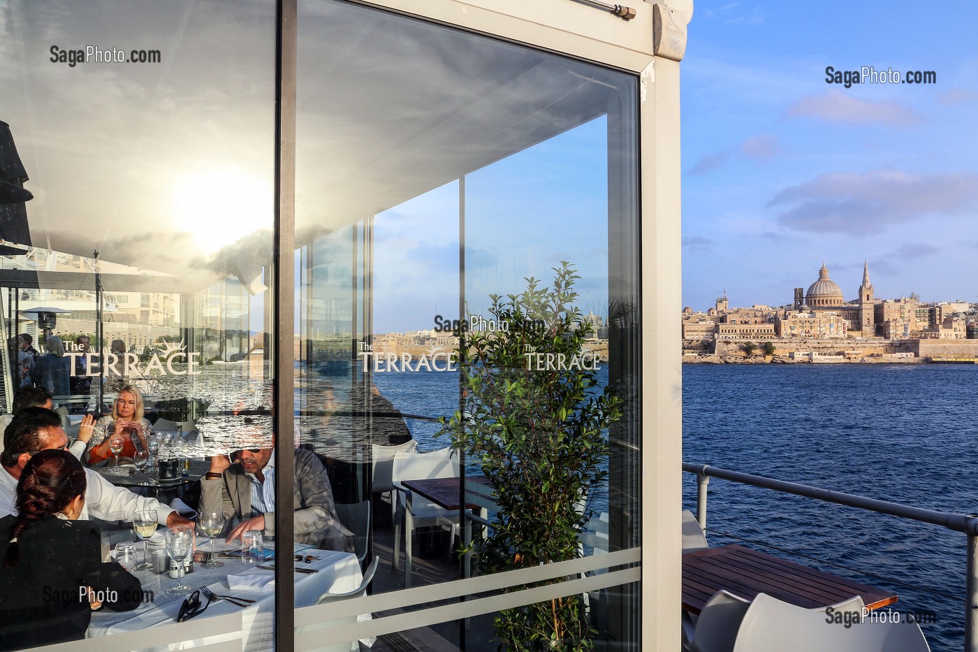 TERRASSE HOTEL FORTINA, SLIEMA ET CATHEDRALE ANGLICANE SAINT PAUL ET EGLISE DES CARMES, LA VALETTE, MALTE 