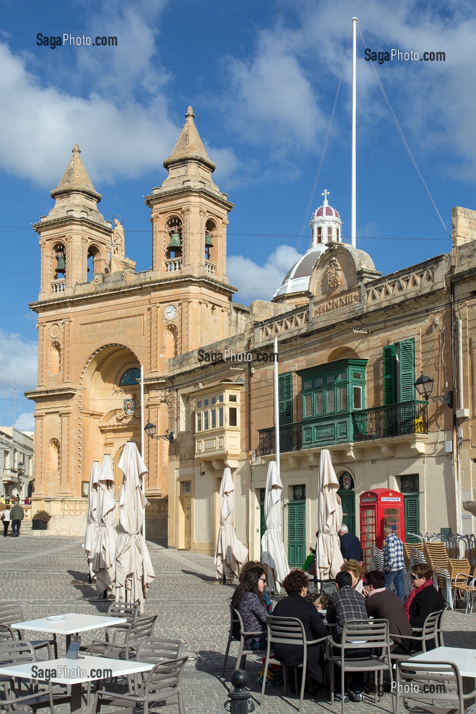 TERRASSE DE CAFE ET EGLISE DE NOTRE DAME DE POMPEI, MARSAXLOKK, MALTE 