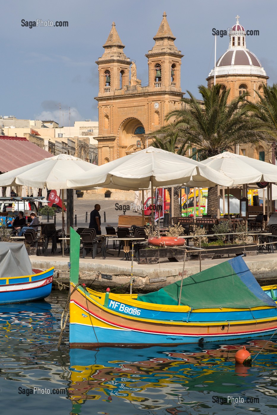 PORT DE MARSAXLOKK ET L'EGLISE DE MARSAXLOKK EN ARRIERE PLAN, MALTE 