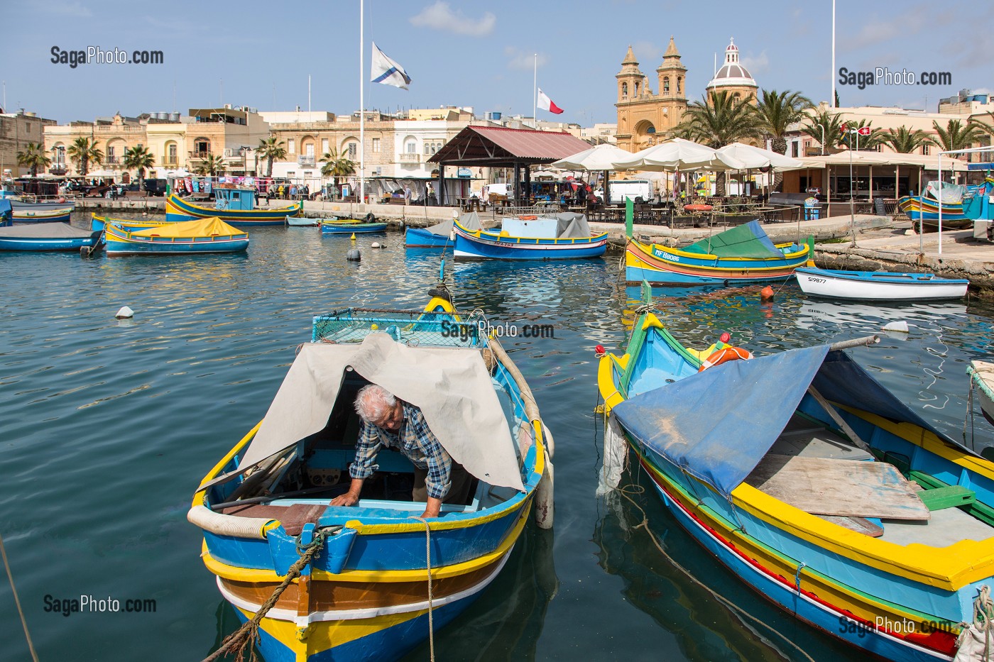 PORT DE MARSAXLOKK ET LUZZUS, BATEAUX DE PECHE TRADITIONNELS MULTICOLORES, MALTE 