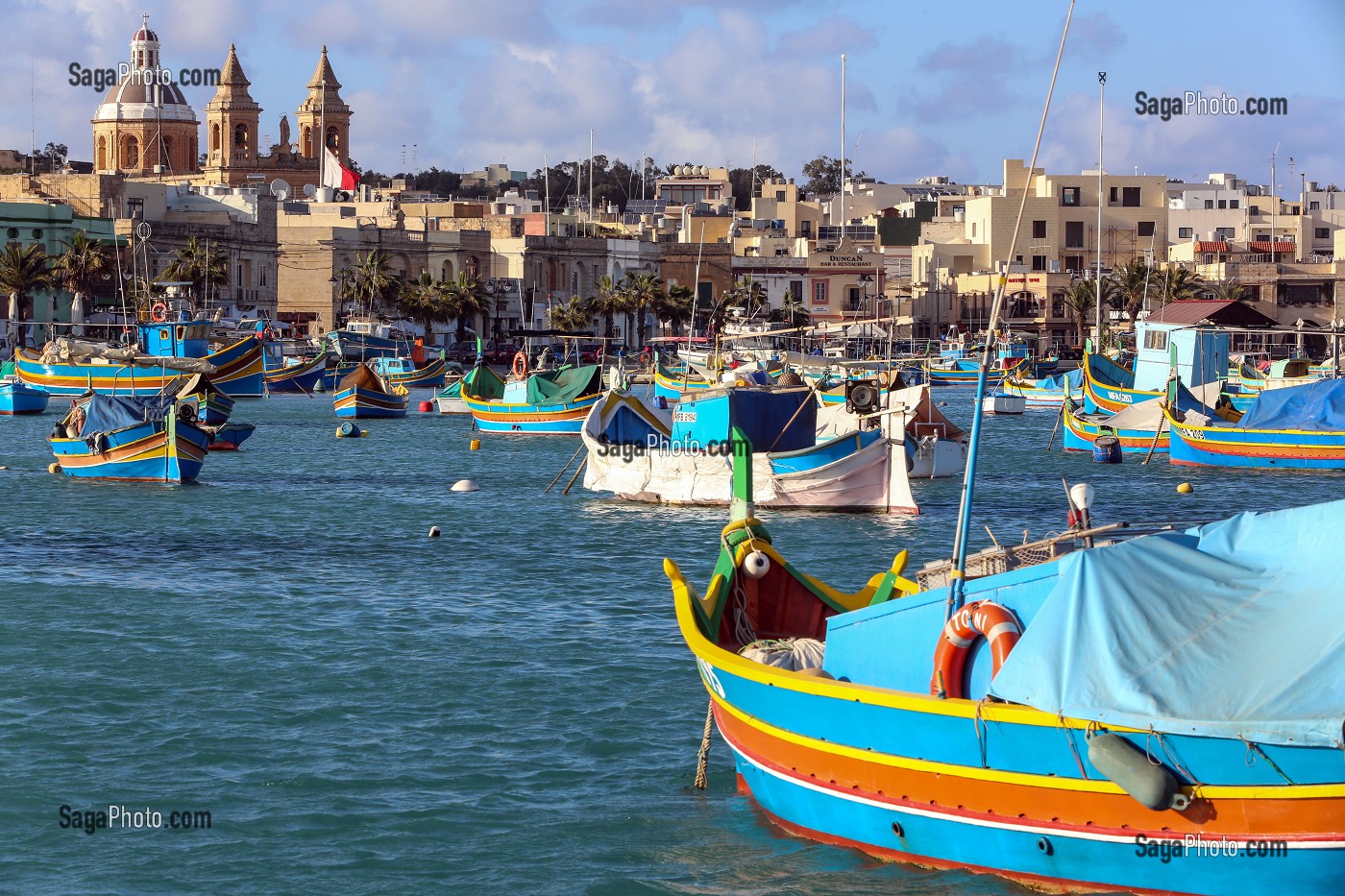 PORT DE MARSAXLOKK ET LUZZUS, BATEAUX DE PECHE TRADITIONNELS MULTICOLORES, MALTE 