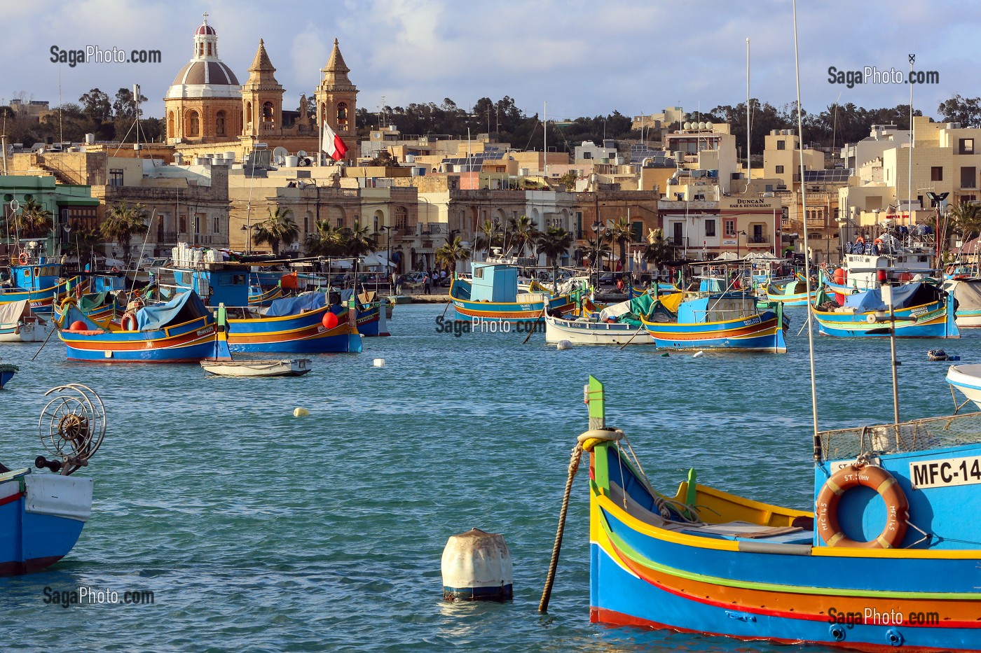 PORT DE MARSAXLOKK ET LUZZUS, BATEAUX DE PECHE TRADITIONNELS MULTICOLORES, MALTE 