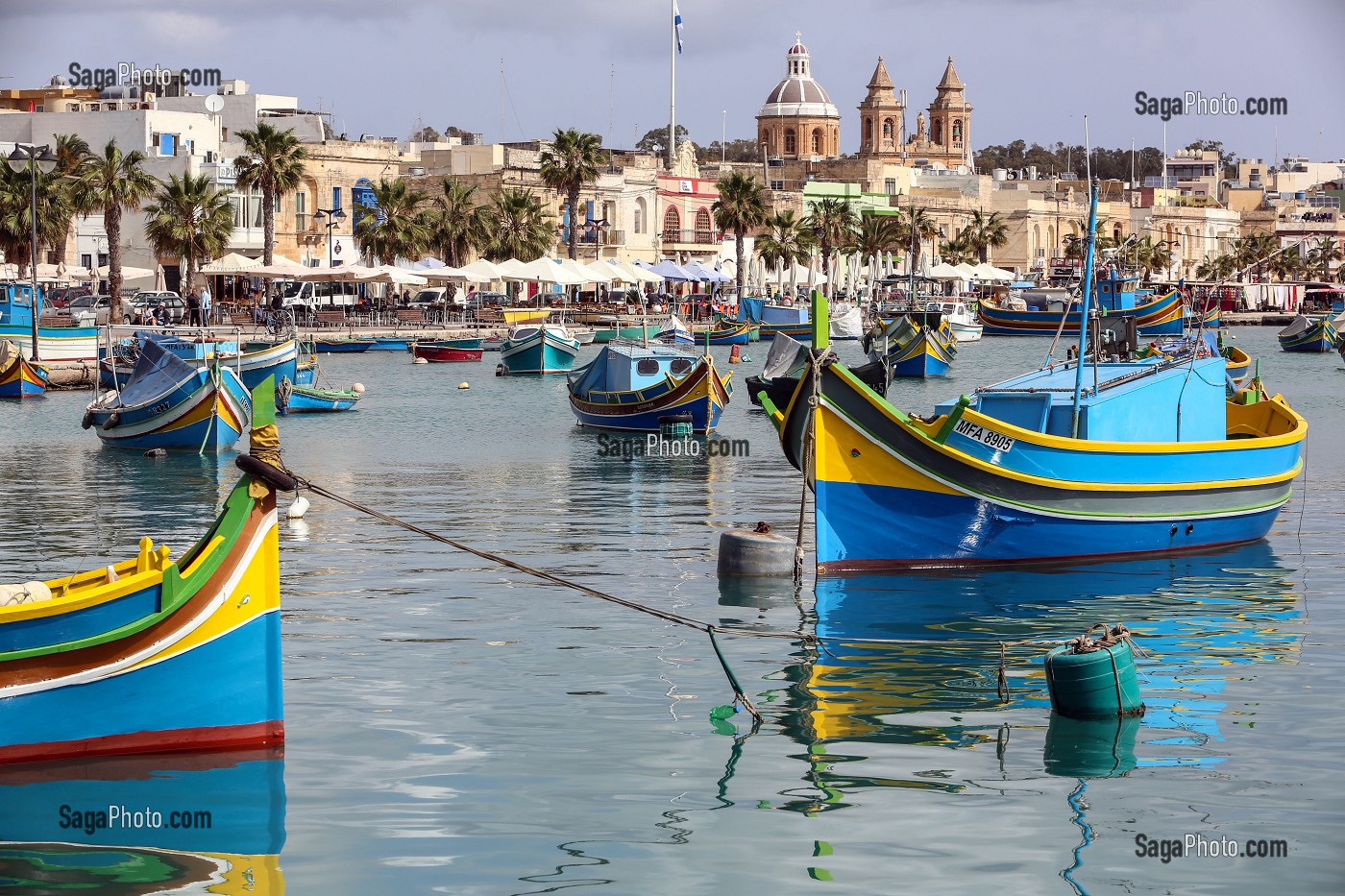 PORT DE MARSAXLOKK ET LUZZUS, BATEAUX DE PECHE TRADITIONNELS MULTICOLORES, MALTE 