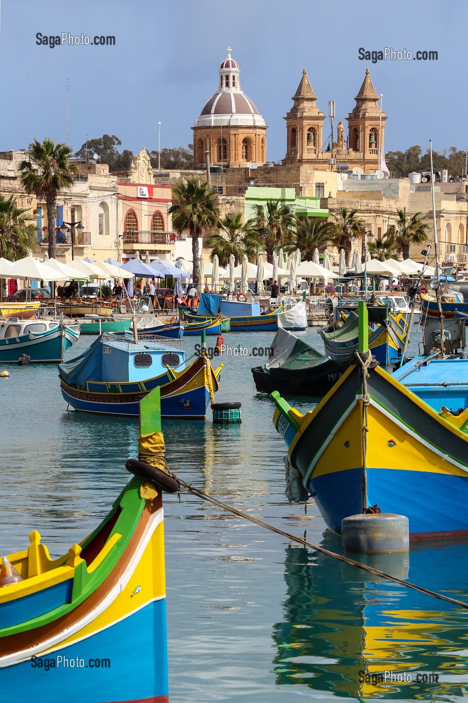 PORT DE MARSAXLOKK ET LUZZUS, BATEAUX DE PECHE TRADITIONNELS MULTICOLORES, MALTE 