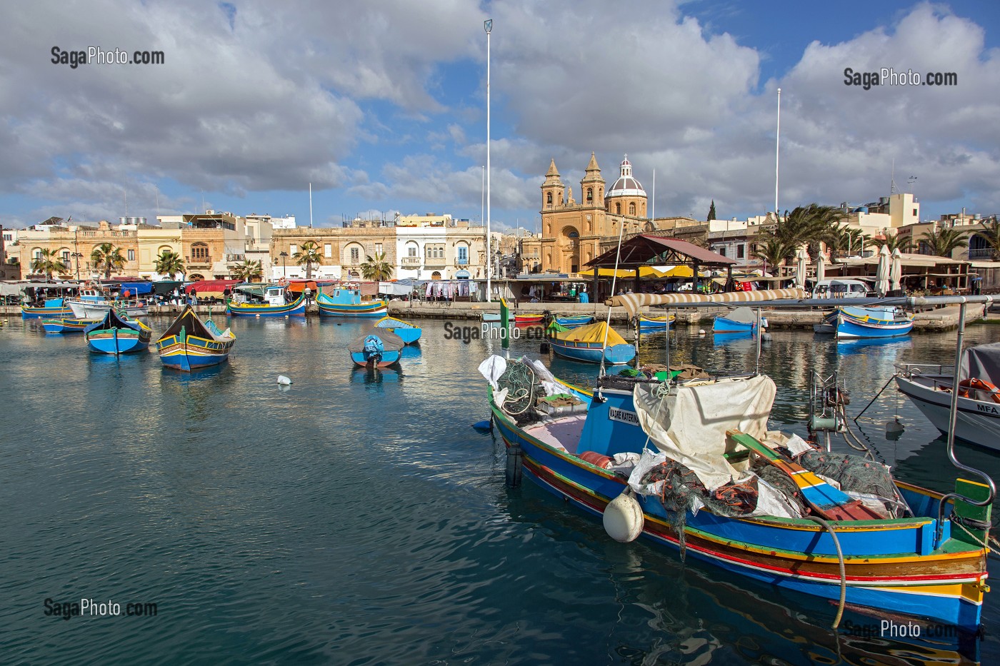 PORT DE MARSAXLOKK ET LUZZUS, BATEAUX DE PECHE TRADITIONNELS MULTICOLORES, MALTE 