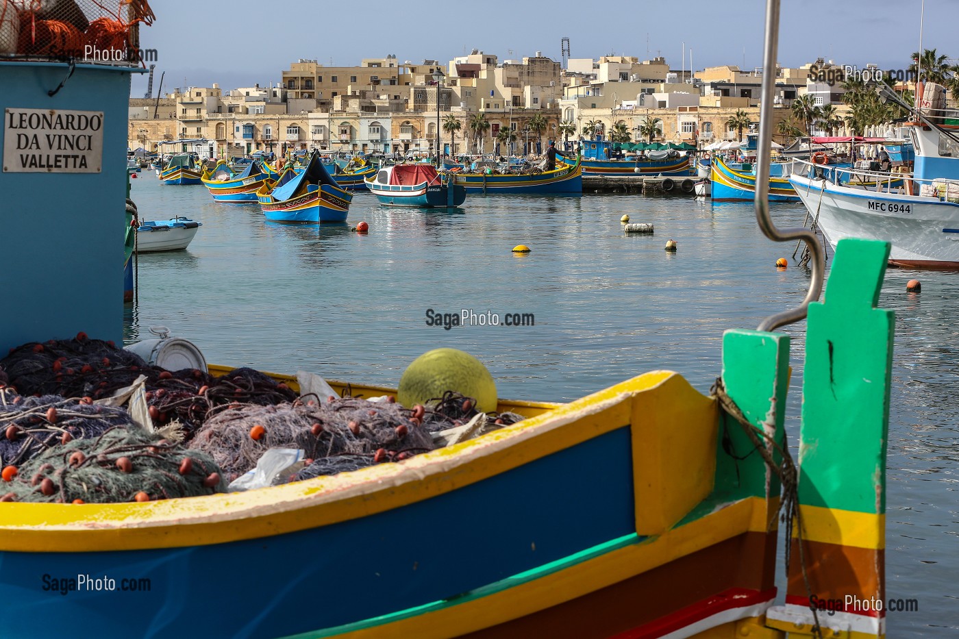 PORT DE MARSAXLOKK ET LUZZUS, BATEAUX DE PECHE TRADITIONNELS MULTICOLORES, MALTE 