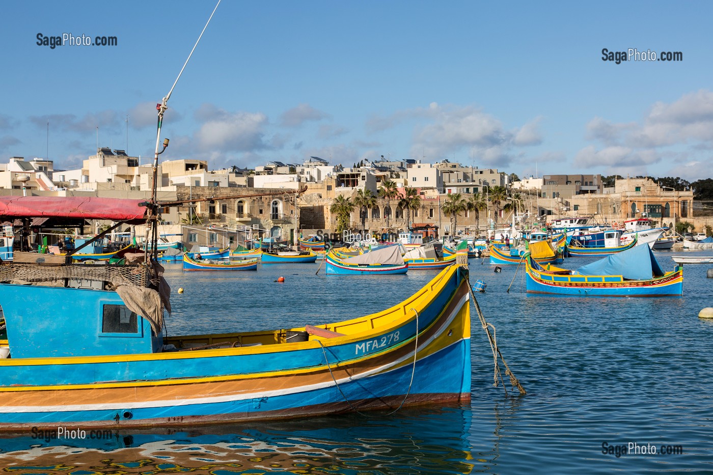 PORT DE MARSAXLOKK ET LUZZUS, BATEAUX DE PECHE TRADITIONNELS MULTICOLORES, MALTE 