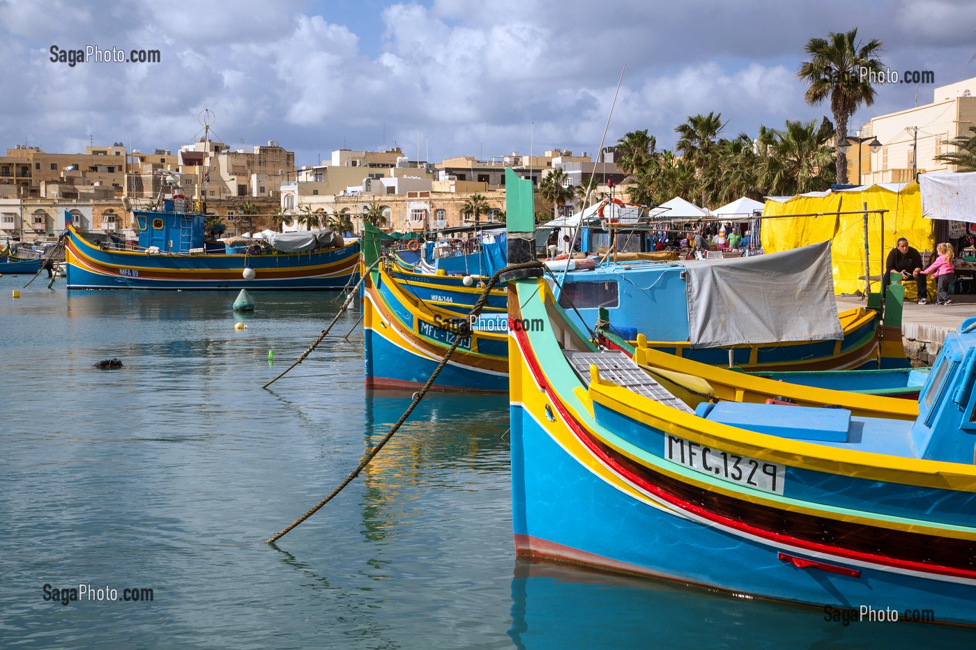 PORT DE MARSAXLOKK ET LUZZUS, BATEAUX DE PECHE TRADITIONNELS MULTICOLORES, MALTE 