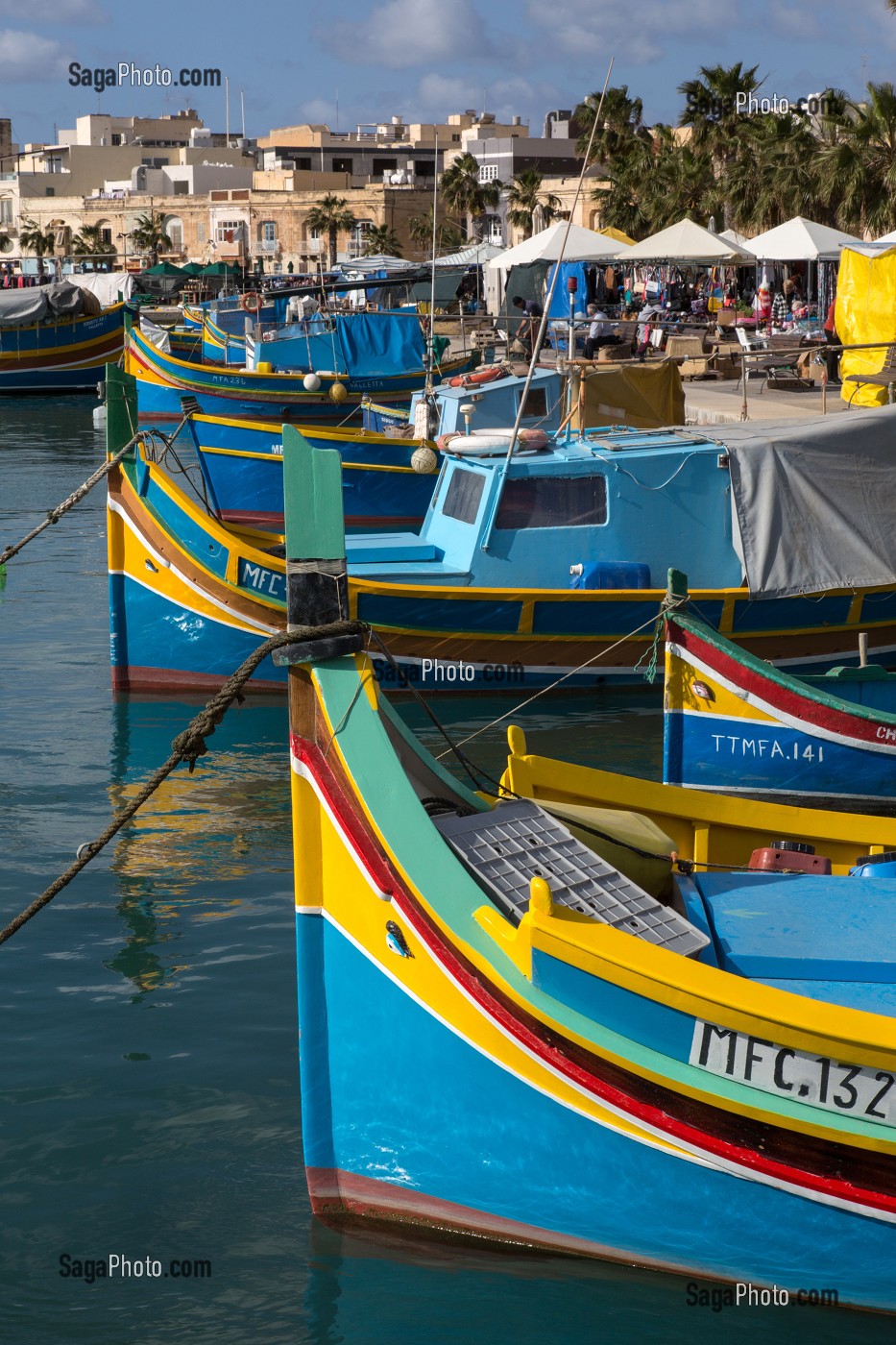 PORT DE MARSAXLOKK ET LUZZUS, BATEAUX DE PECHE TRADITIONNELS MULTICOLORES, MALTE 