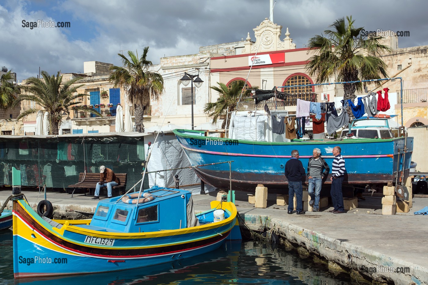 PECHEURS SUR LES QUAIS DU PORT DE MARSAXLOKK ET LUZZUS, BATEAUX DE PECHE TRADITIONNELS MULTICOLORES, MALTE 