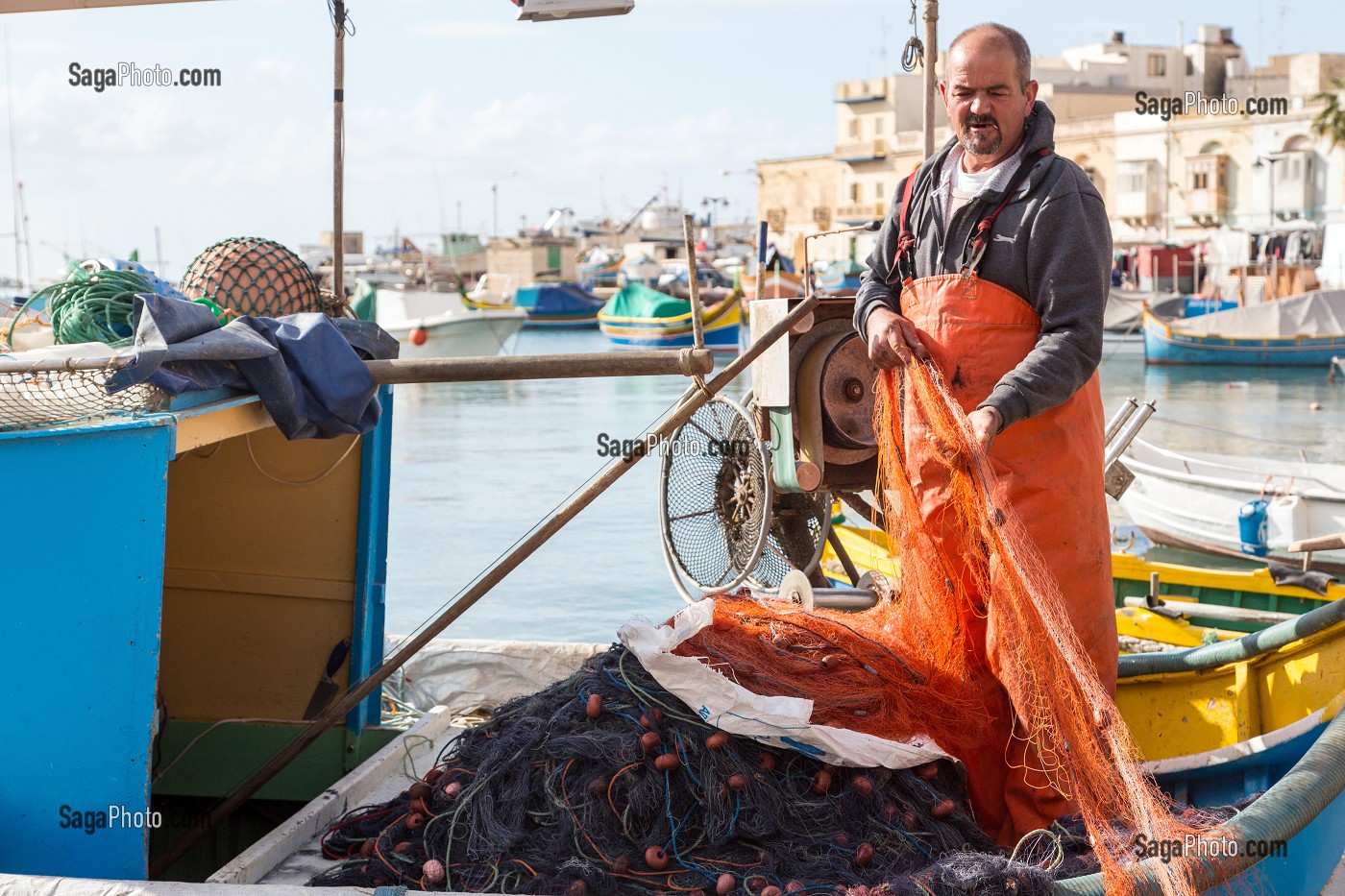 PECHEURS SUR LES QUAIS DU PORT DE MARSAXLOKK, MALTE 