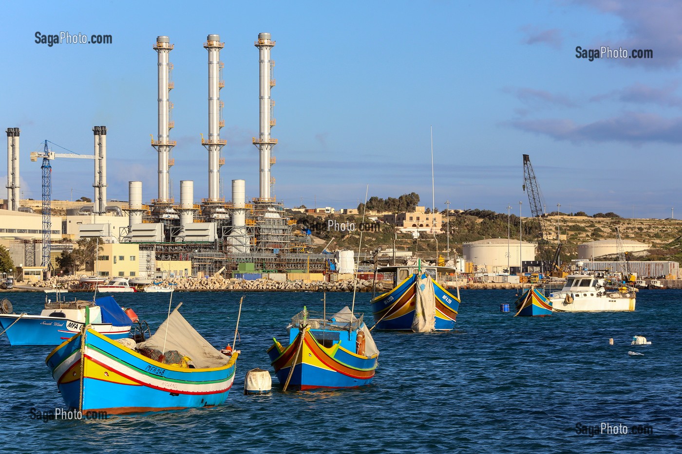 PORT DE MARSAXLOKK ET LUZZUS, BATEAUX DE PECHE TRADITIONNELS MULTICOLORES, MALTE 