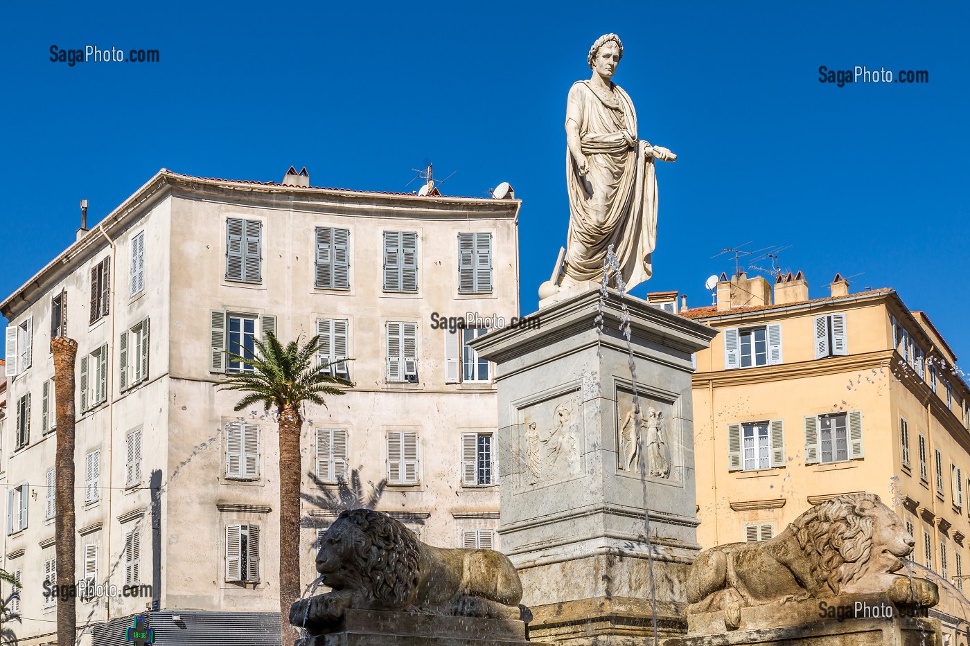 STATUE DE NAPOLEON BONAPARTE (1769-1821), EMPEREUR DES FRANCAIS NE A AJACCIO, REPRESENTE EN EMPEREUR ROMAIN, PLACE FOCH, AJACCIO, CORSE DU SUD (2A), FRANCE 